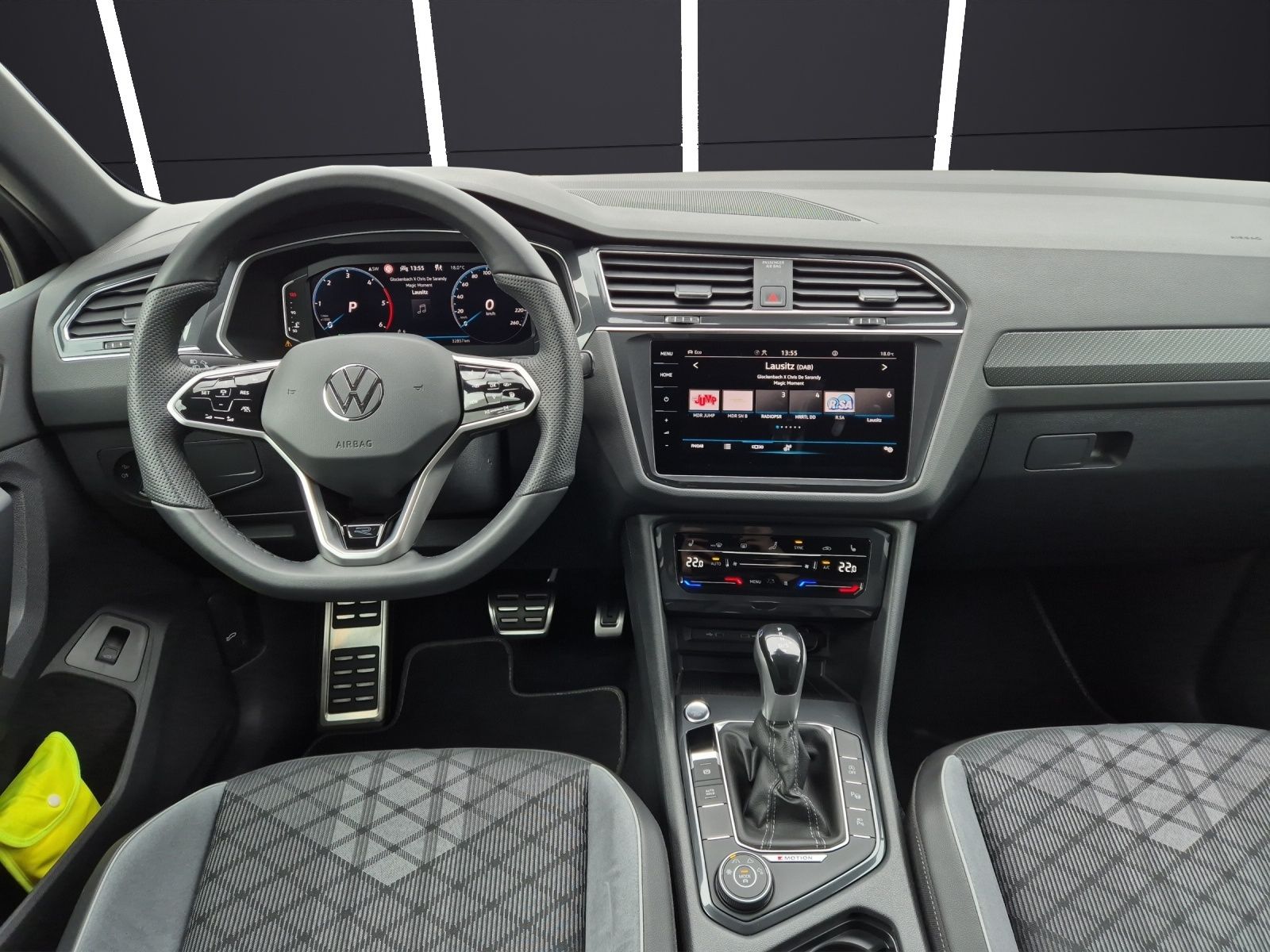 Fahrzeugabbildung Volkswagen Tiguan TDI R-Line DSG 4M Matrix STHZ AHK ACC Nav