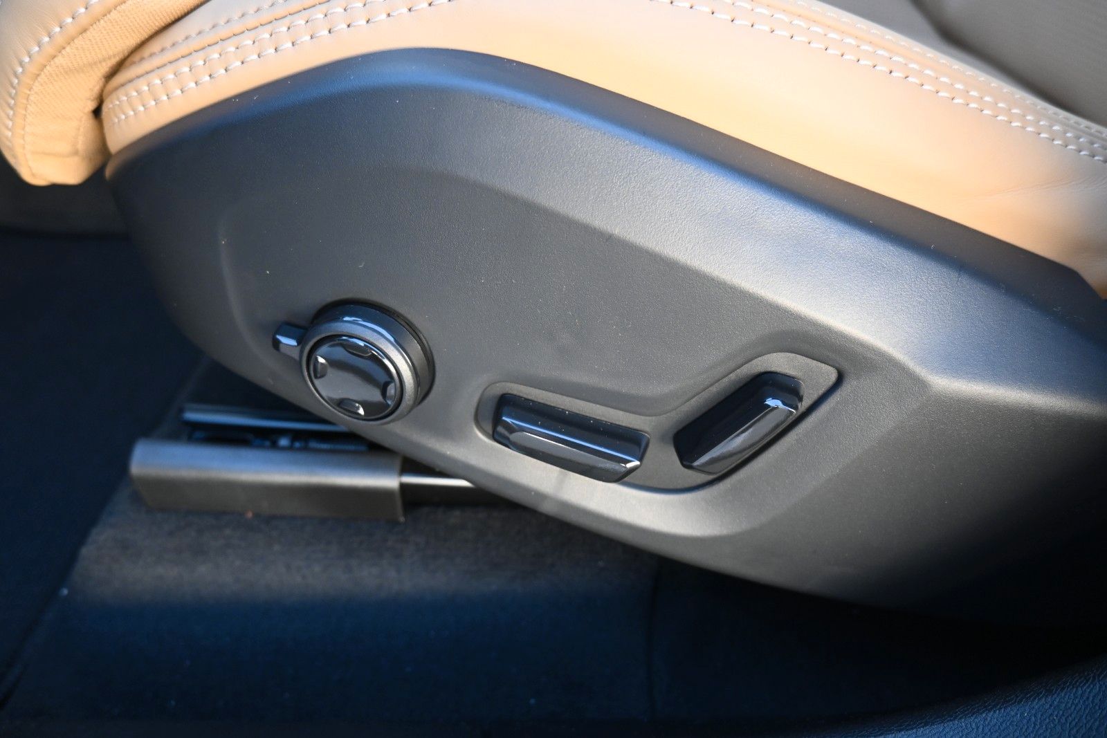 Fahrzeugabbildung Volvo XC60 B5 AWD Ultra Dark*LUFT*360°*ACC*B&W*AHK