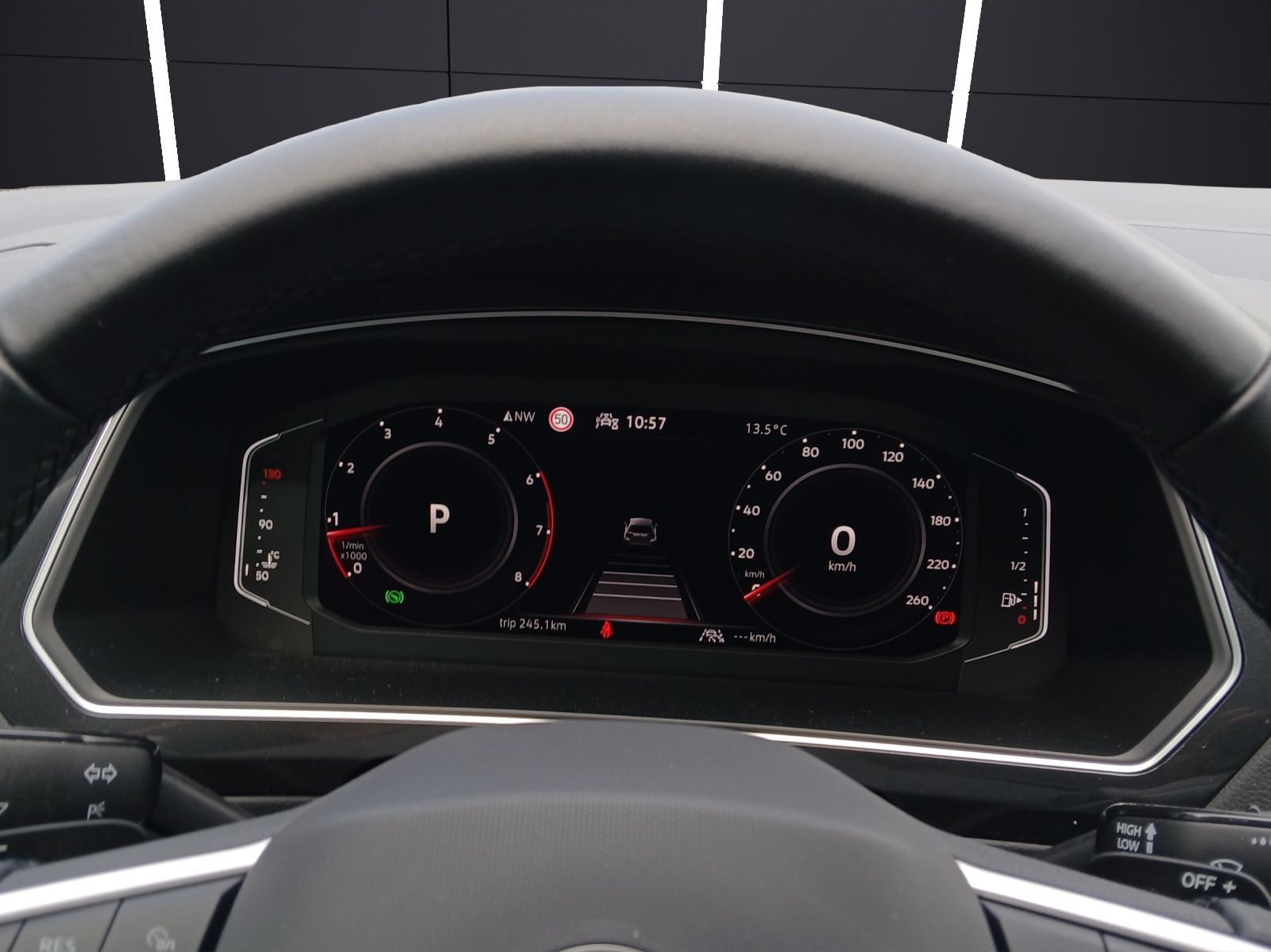 Fahrzeugabbildung Volkswagen Tiguan TSI Elegance DSG Matrix AHK Navi AID ACC