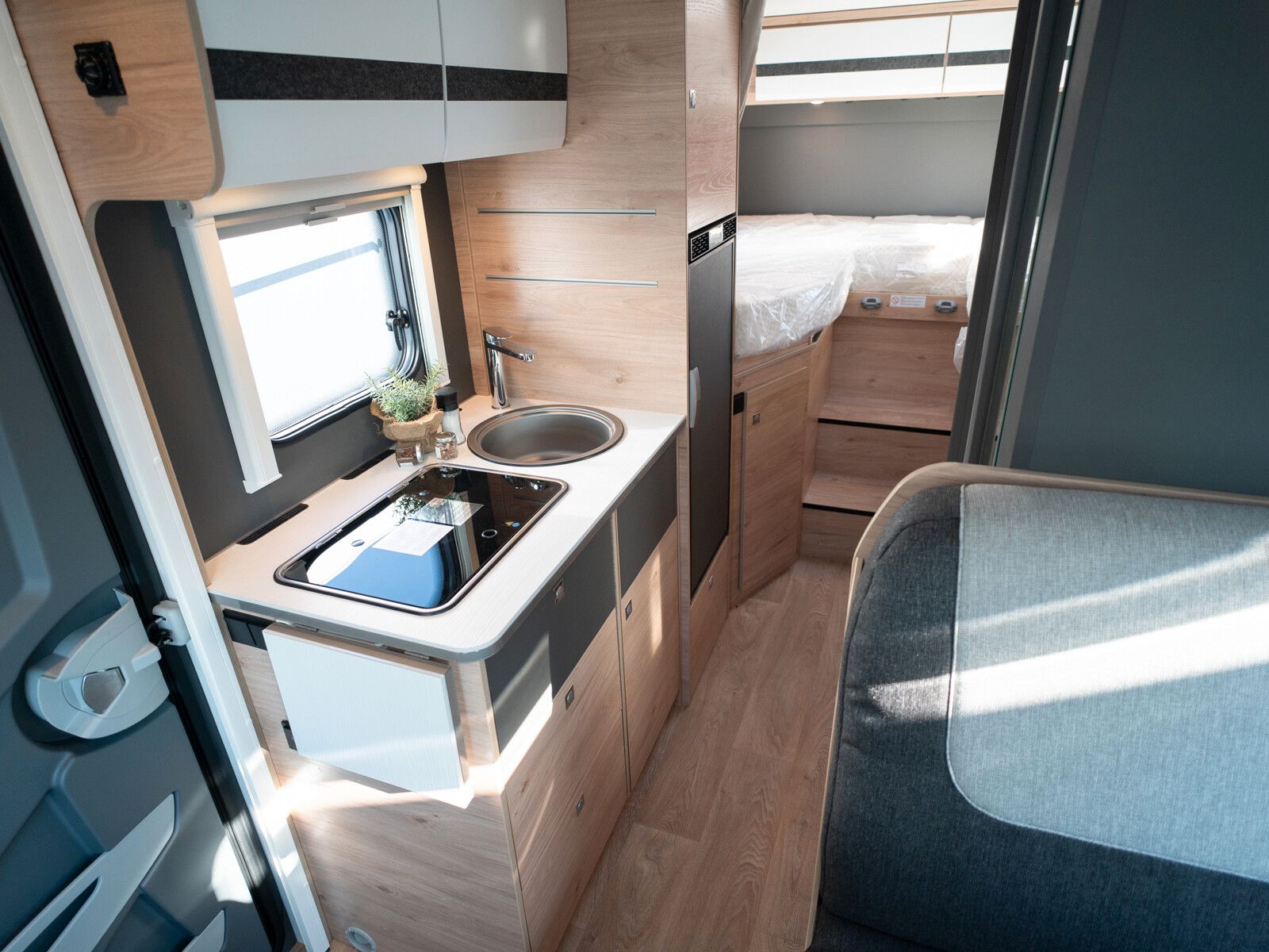 Fahrzeugabbildung Dethleffs Globebus Camp T 4 Bettenumbau, Schwenkbad