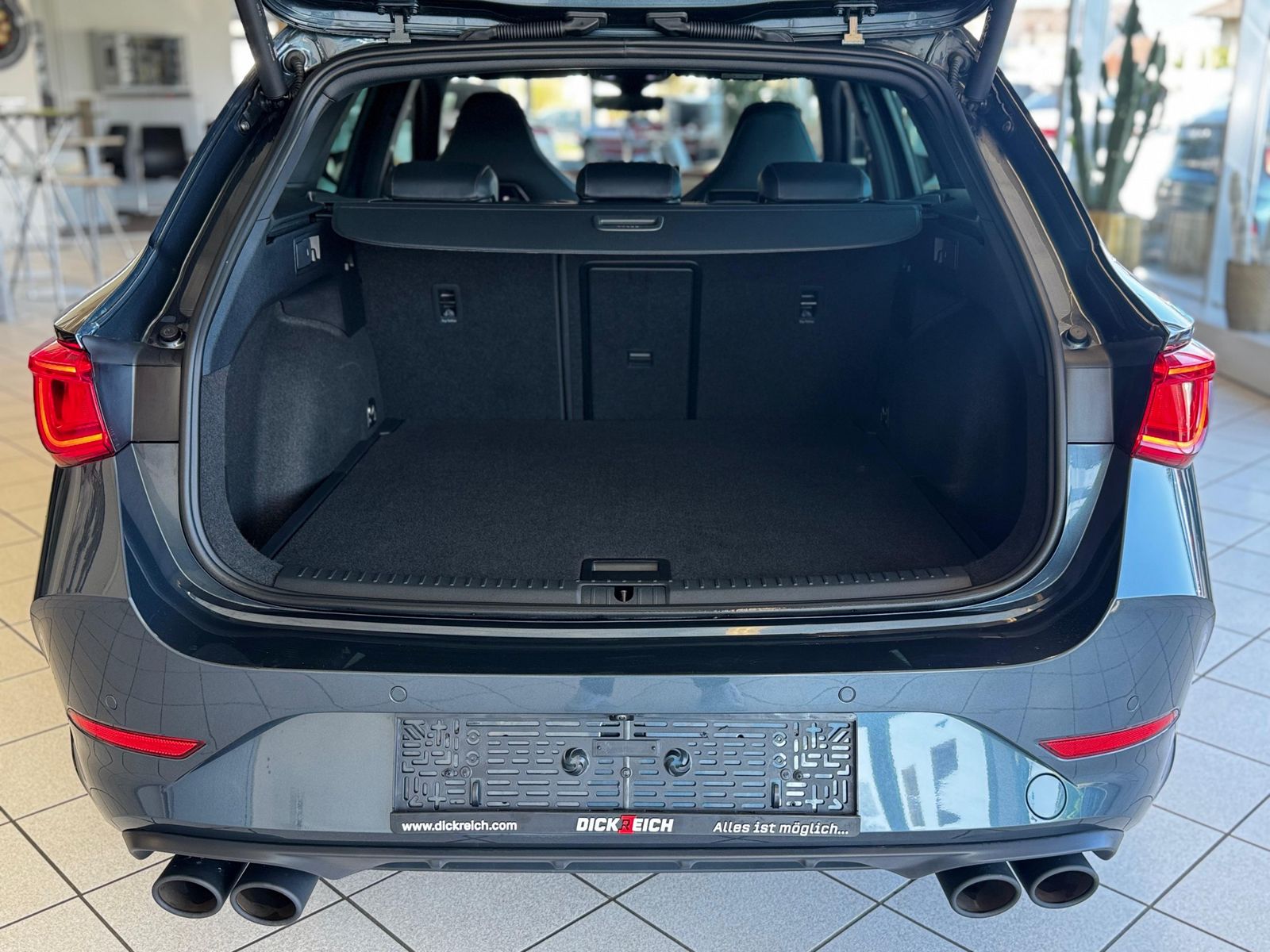 Fahrzeugabbildung CUPRA Leon 2.0 TSI VZ 4Drive Vision+ Matrix Pano ACC
