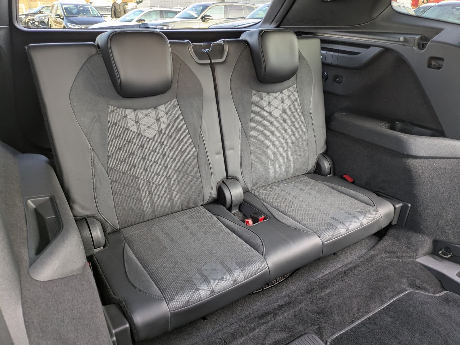 Fahrzeugabbildung Volkswagen Tayron 2.0 TDI 4M R-Line BLACK*7Si*MATRIX*PANO