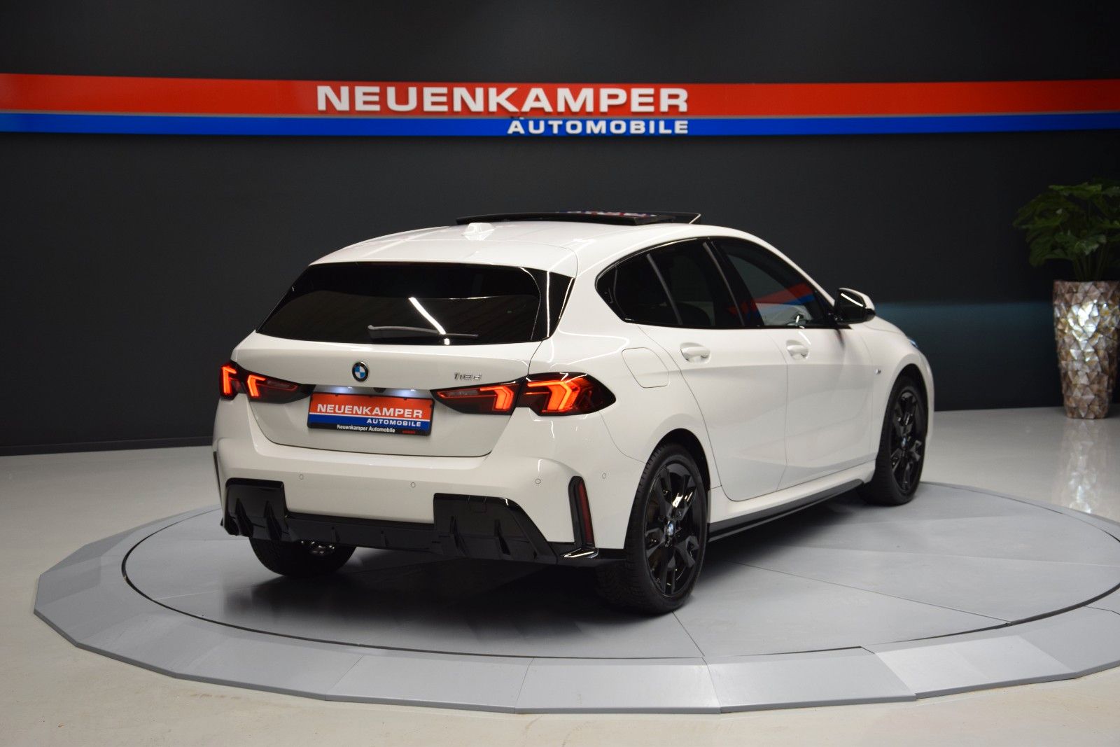 Fahrzeugabbildung BMW 118 d M Sport Pano Ambiente LED Kamera Alcantara