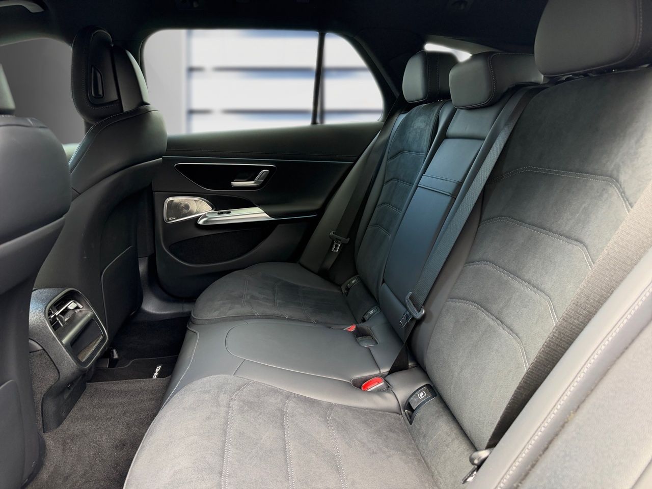 Fahrzeugabbildung Mercedes-Benz E 300 e T Hybrid AMG+AHK+4D BURM+DISTR+TOTW+KEYL