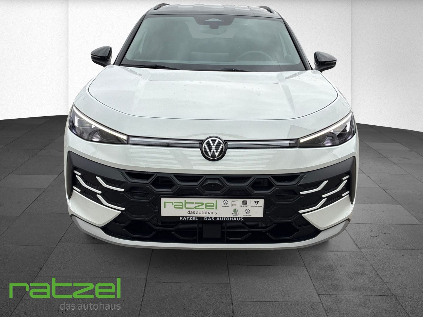 Fahrzeugabbildung Volkswagen T-Roc STYLE 1.5eTSI IQ.Light+Navi+AHK+Black Styl