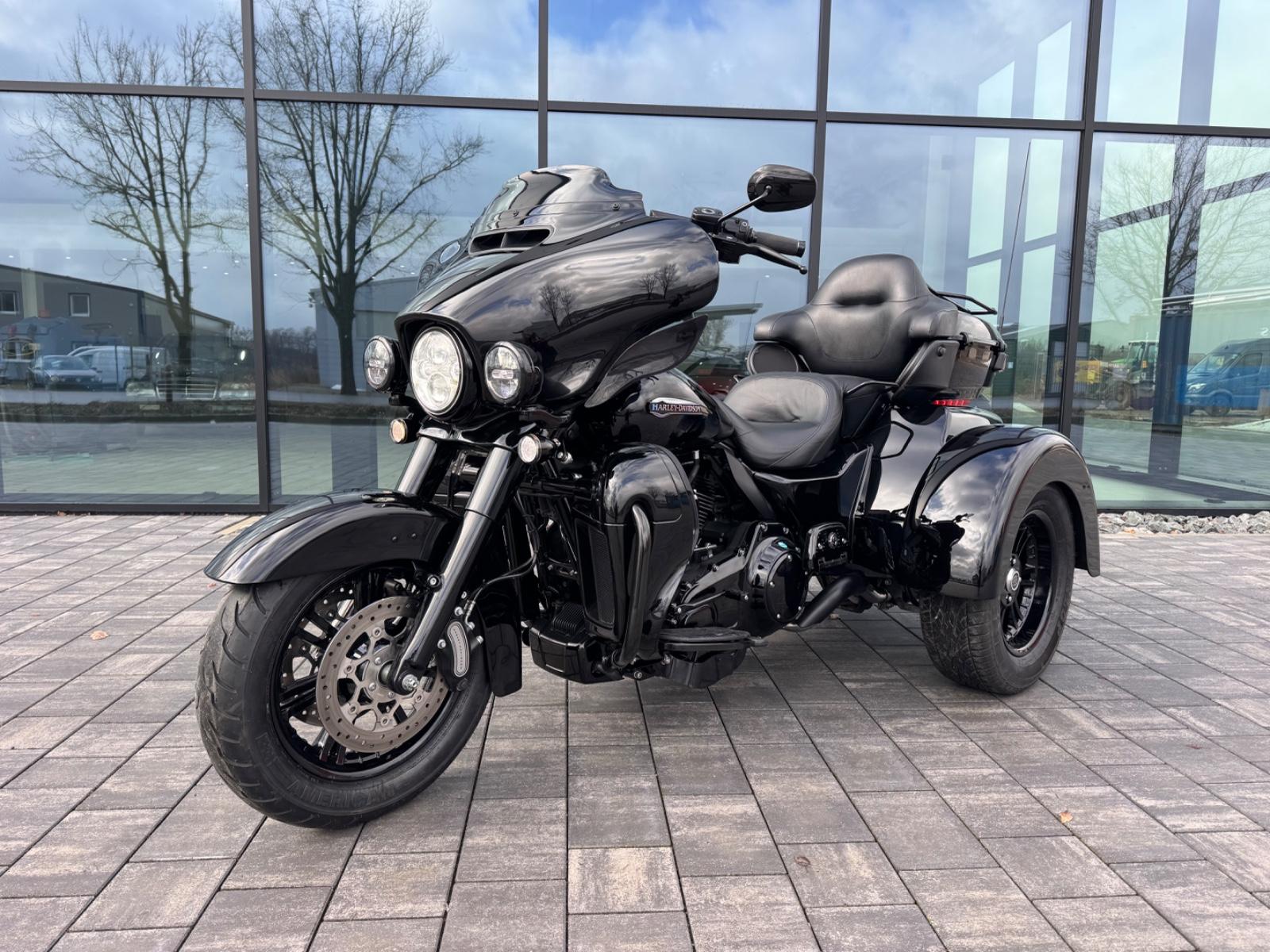 Harley-Davidson Tri Glide Ultra / FLHTCUTG 103 / 2015 Trike