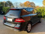 Mercedes-Benz ML 350 BlueTEC 4MATIC Edition 1 Edition 1 - Mercedes-Benz Geländewagen aus dem Jahr 2011