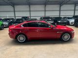 Jaguar XE Pure - rote Jaguar XE