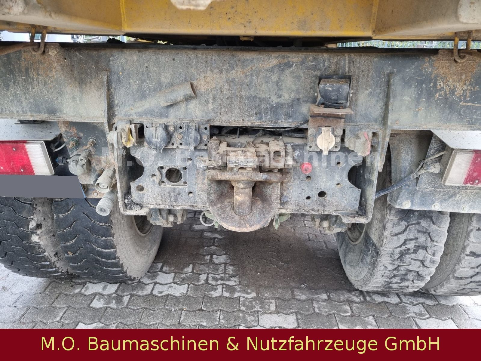 Fahrzeugabbildung Renault Kerax 370 / 8x4 / Bordmatik / Blattfederung/12m³