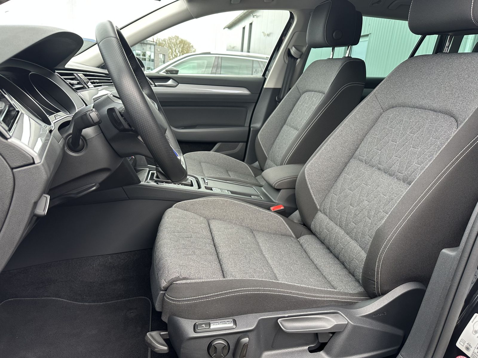 Fahrzeugabbildung Volkswagen Passat GTE Hybrid NAV+LED+KAM+AHK+1HAND+17ZO+PP