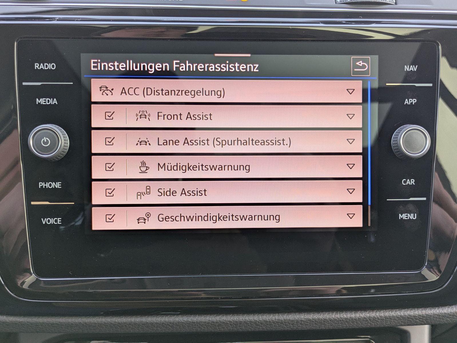 Fahrzeugabbildung Volkswagen Touran 2.0 DSG R-Line High. Pano 7-Si IQ.Dri AHK
