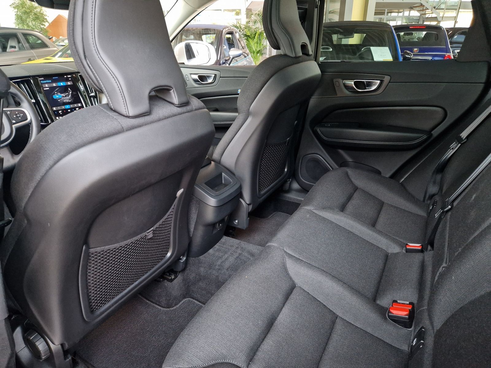 Fahrzeugabbildung Volvo XC60 Momentum Pro 2WD PANO H/K LED
