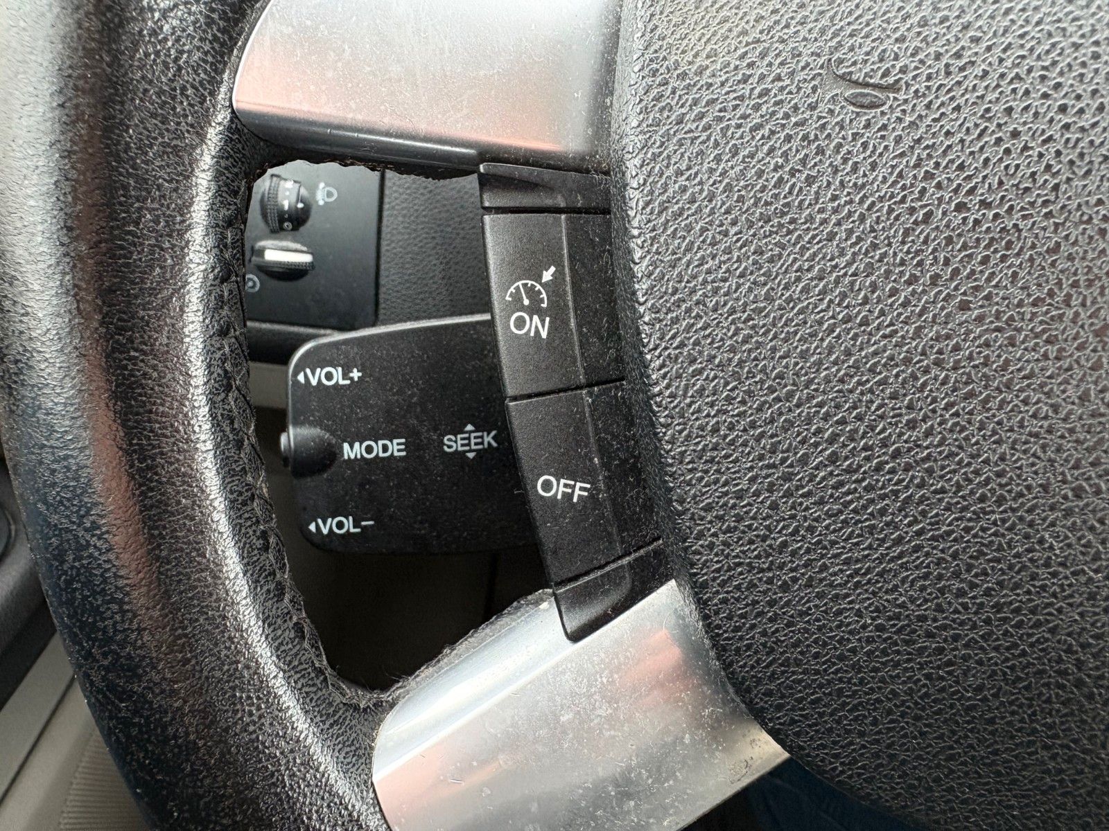 Fahrzeugabbildung Ford Focus 1.6 Lim. Ghia Klimaauto Glasdach SHZ PDC