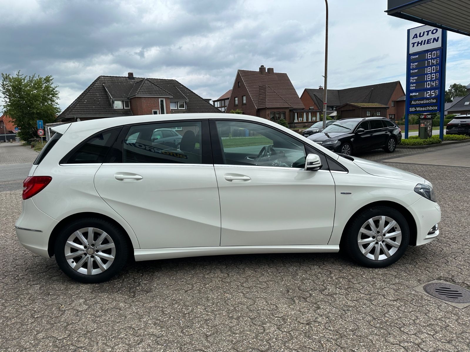 Fahrzeugabbildung Mercedes-Benz B 180 AHK/BiXenon/Pano/Navi/SHZG/GJR