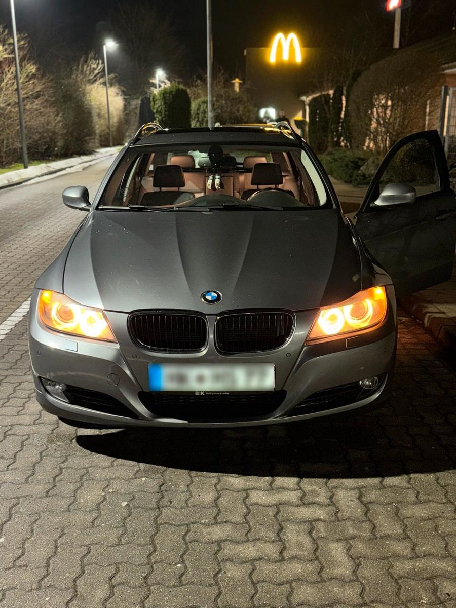 BMW 318 2009 — rear view