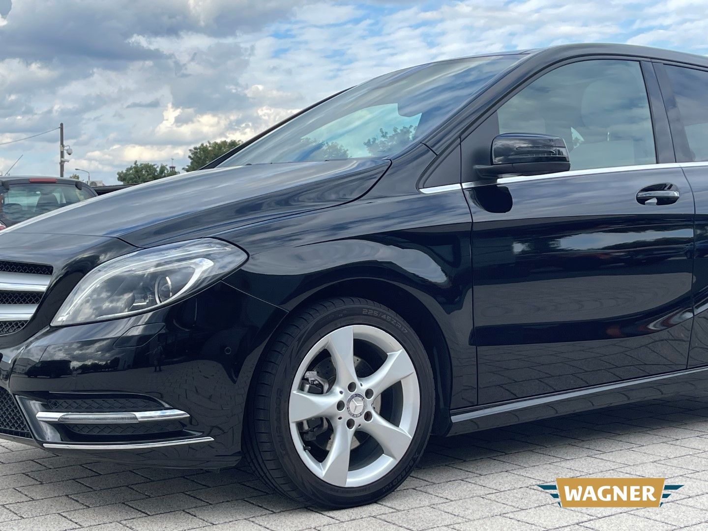Fahrzeugabbildung Mercedes-Benz B 180 Pano Kamera Navi PDC SHZ Klimaautomatik