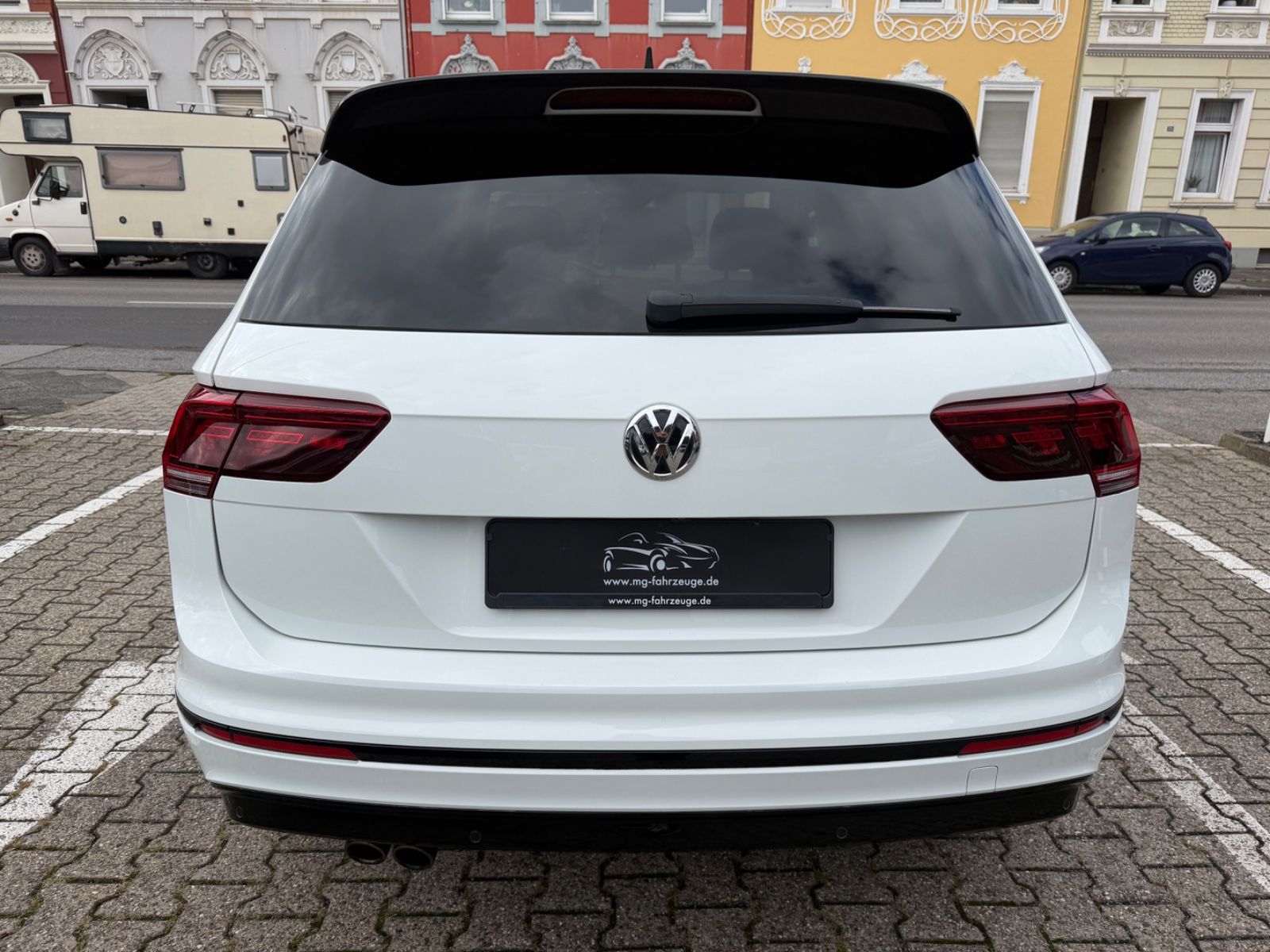 Fahrzeugabbildung Volkswagen Tiguan R-LINE 4Motion LED NAVI KAM. ACC SCHECKH.