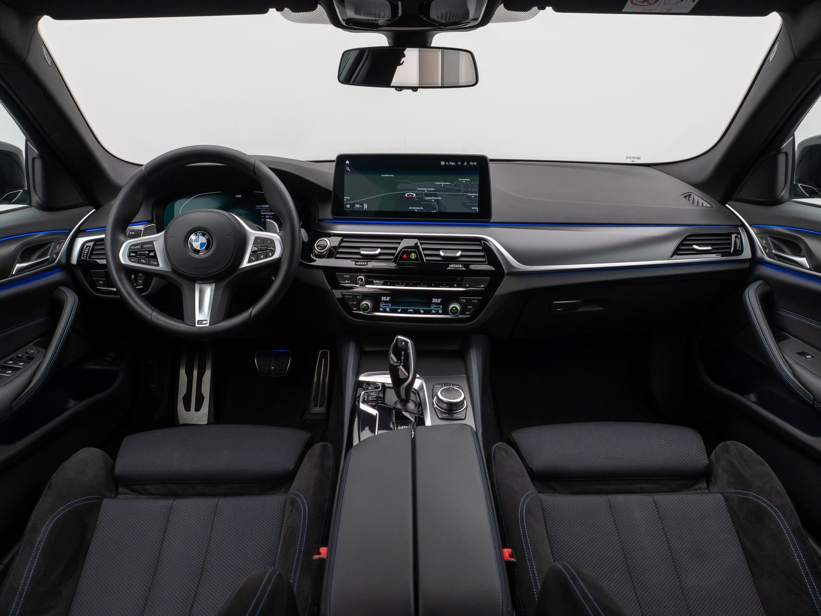 Fahrzeugabbildung BMW 520d xD M Sport Kamera HUD DAB HiFi Stop&Go AHK