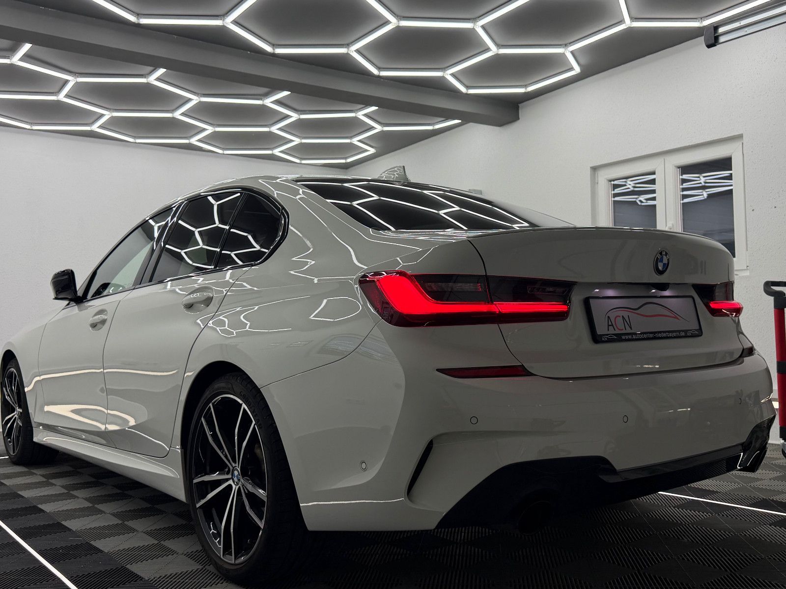 Fahrzeugabbildung BMW 330 i xDrive M SPORT/LASER/HuD/H&K/360*/MEMORY