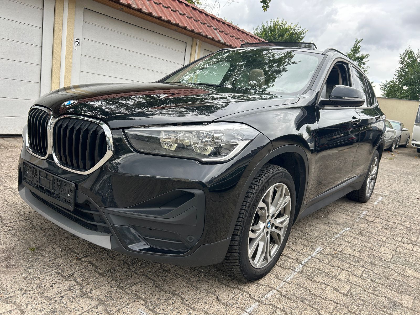 BMW X1 sDrive 18 d Advantage PANO NAVI VOLLLEDER imagem 2