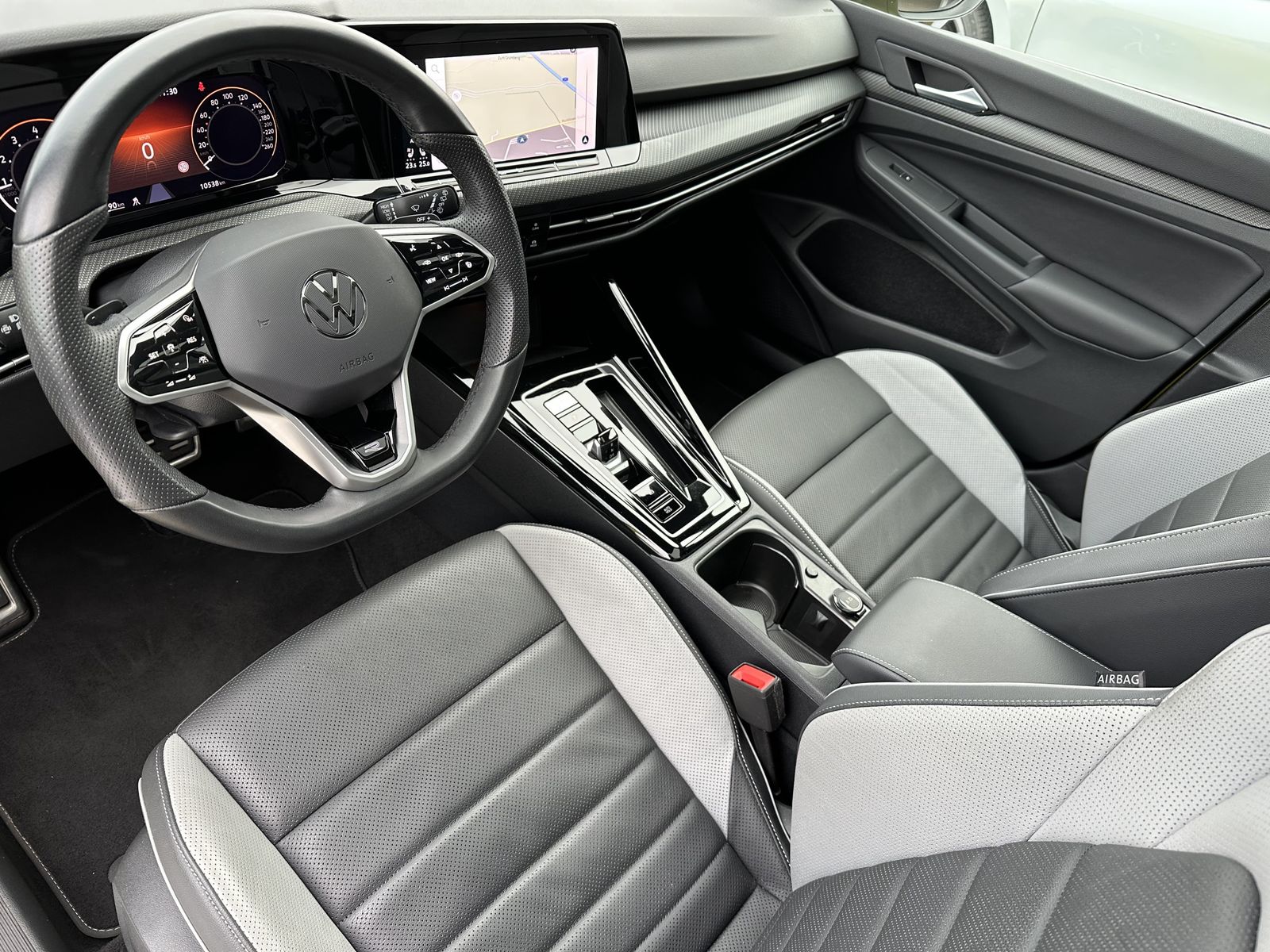 Fahrzeugabbildung Volkswagen Golf Variant 2.0 TSI DSG R-Line NAV+LED+AHK+PANO