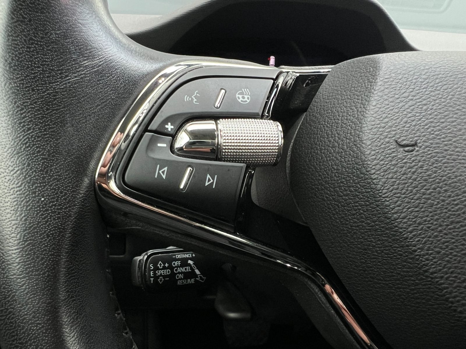 Fahrzeugabbildung SKODA Enyaq iV 80 Loft *AHK, 360°-Kamera,Navi,19" LM F