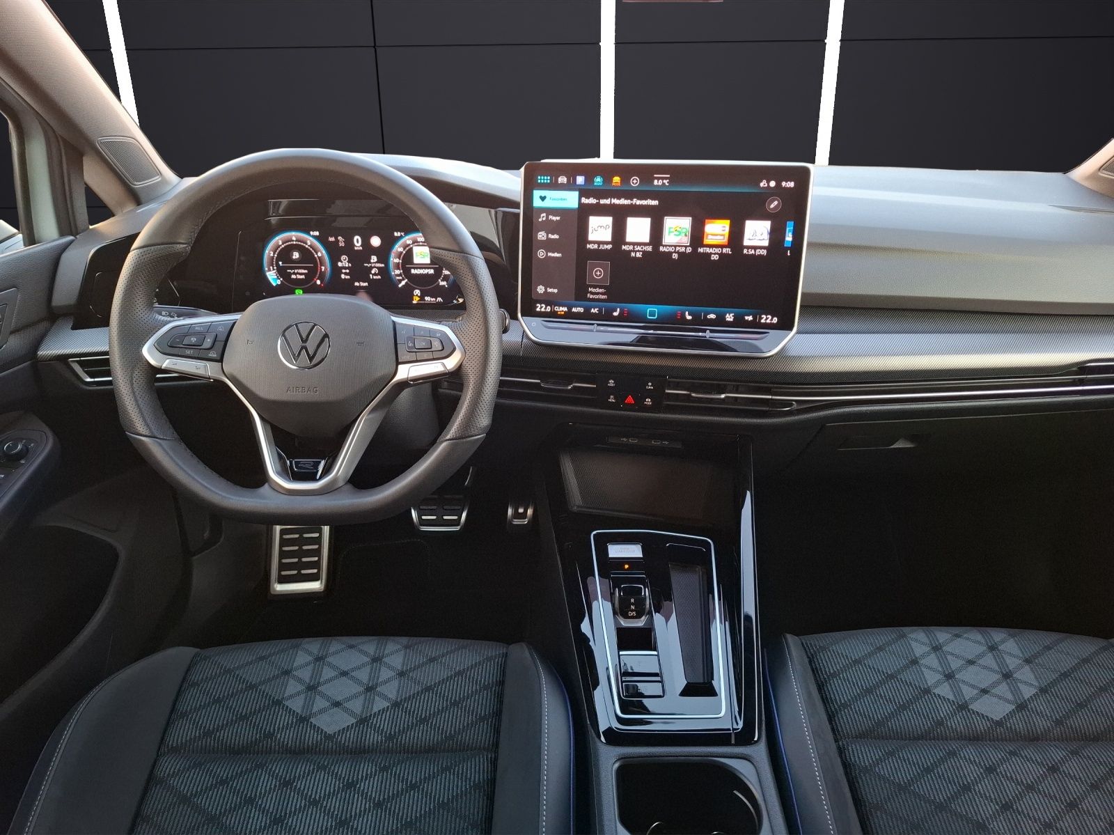 Fahrzeugabbildung Volkswagen Golf VIII Variant eTSI R-Line DSG LED AHK Navi A