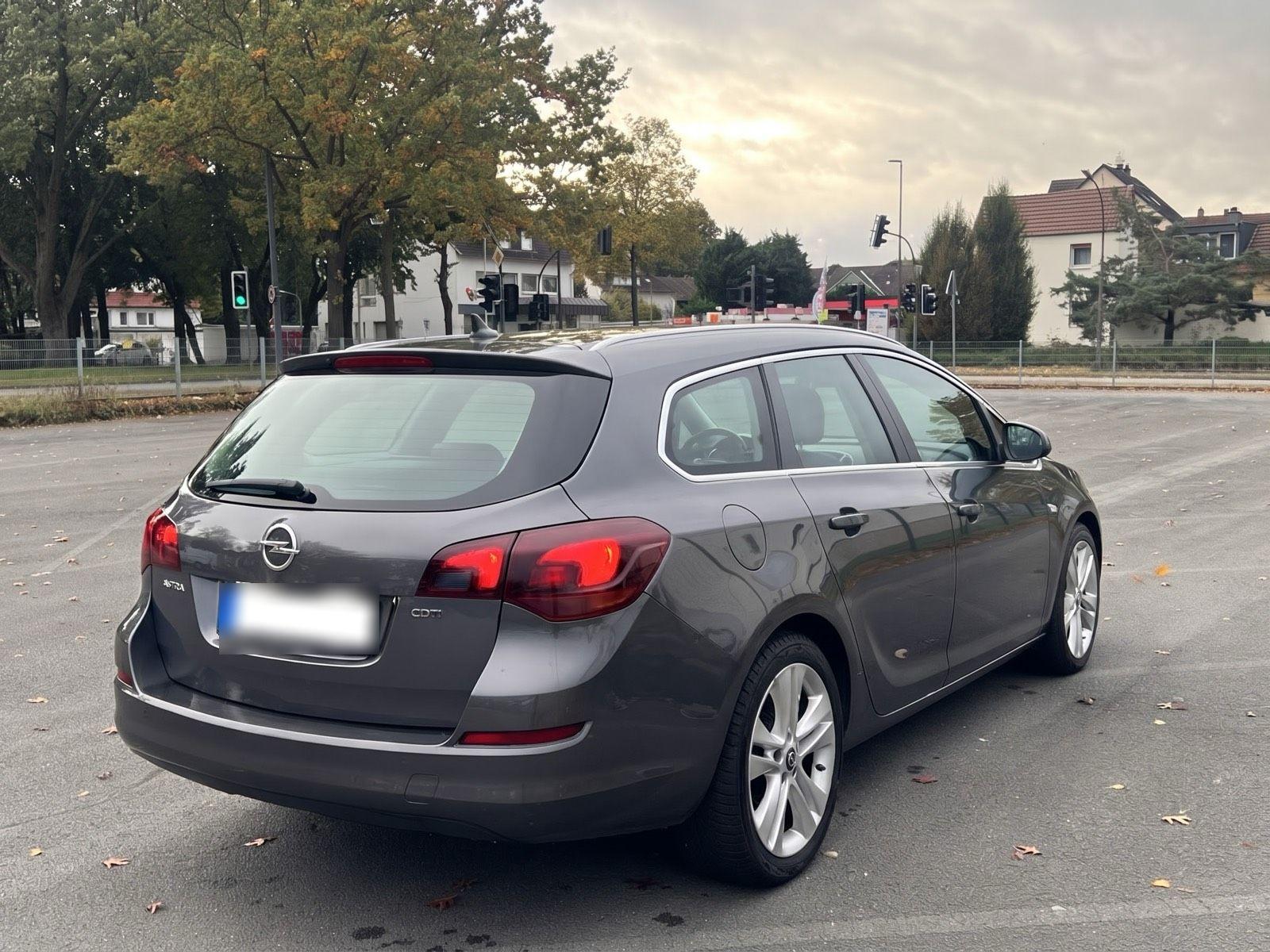 Opel Astra 2011 — photo 9