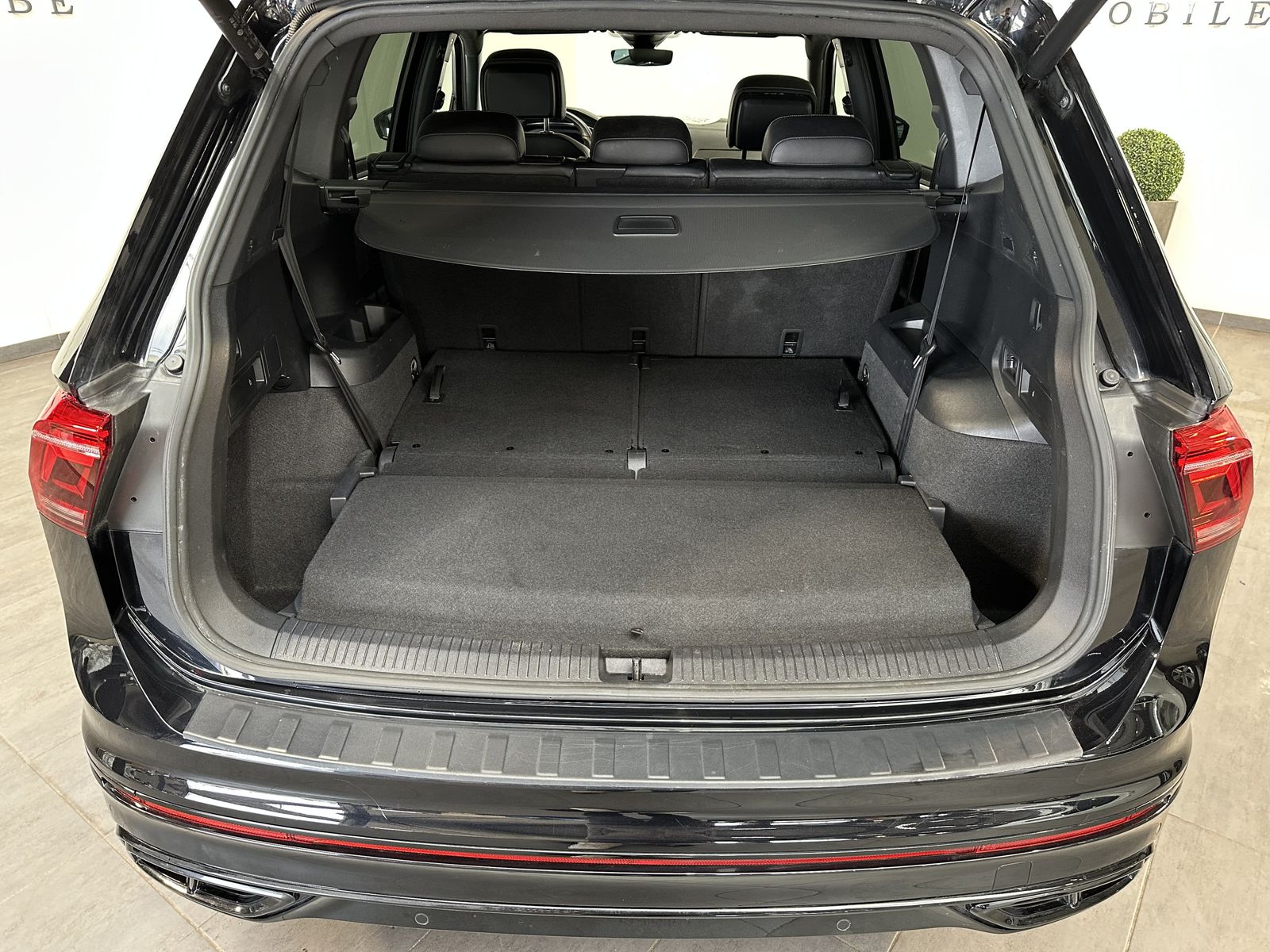 Fahrzeugabbildung Volkswagen Tiguan Allspace 4M R-Line Black 7Sitzer AHK+360°