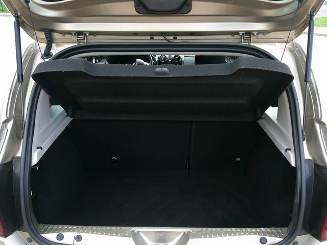 Dacia Sandero II Stepway Celebration 1 Hand