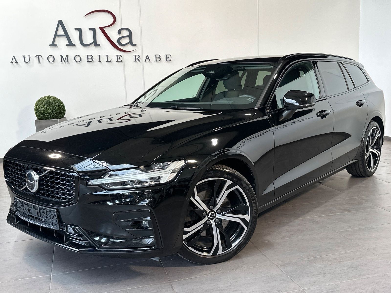 Fahrzeugabbildung Volvo V60 B4 D Plus Dark NAV+LED+AHK+ACC+360GRAD+SHZ