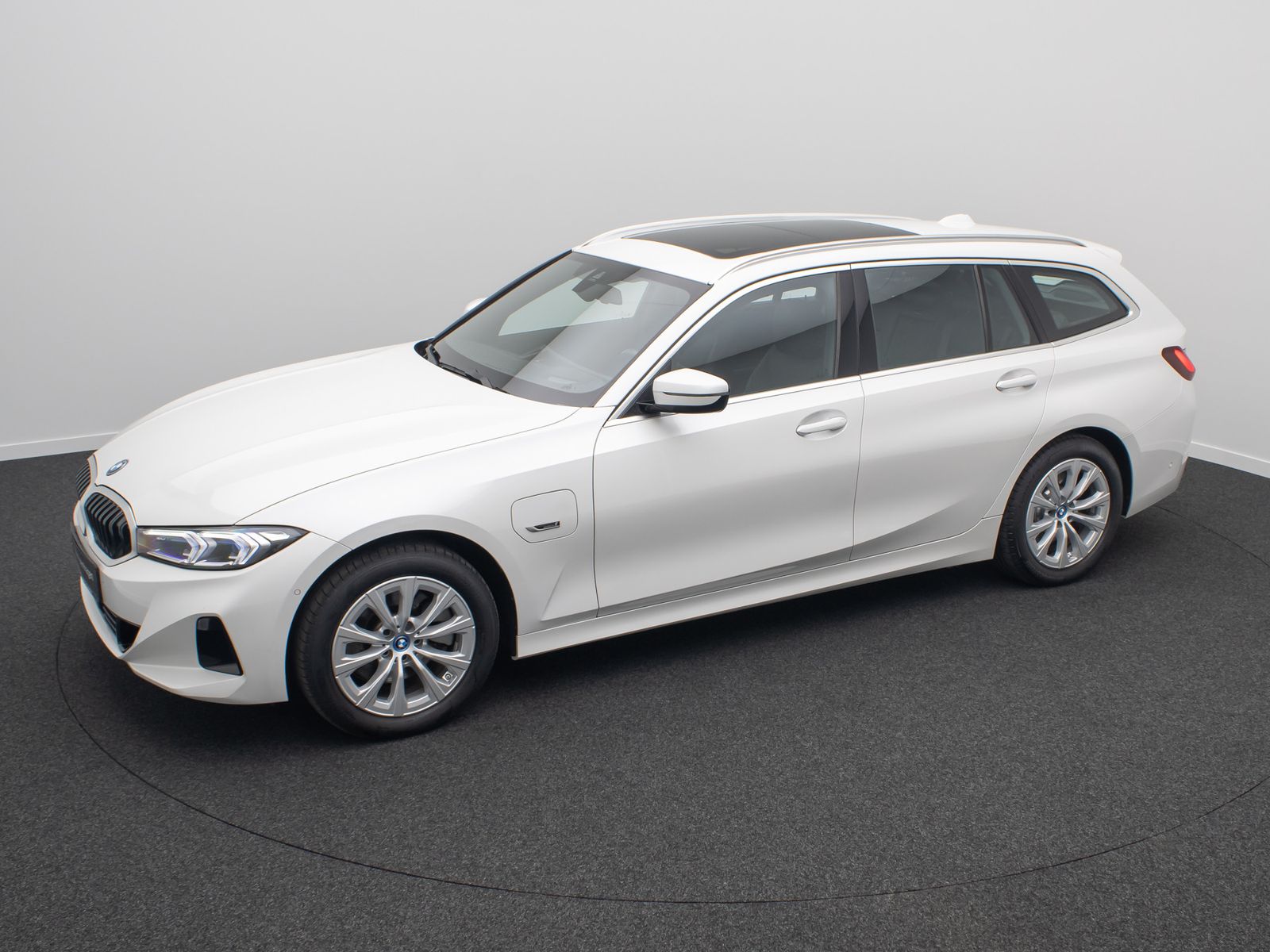 Fahrzeugabbildung BMW 330e xD Panorama HUD H/K AHK Alarm Sport Leder