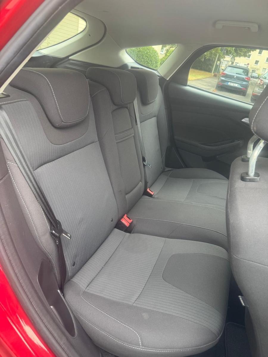Ford Focus 2011 — photo 8