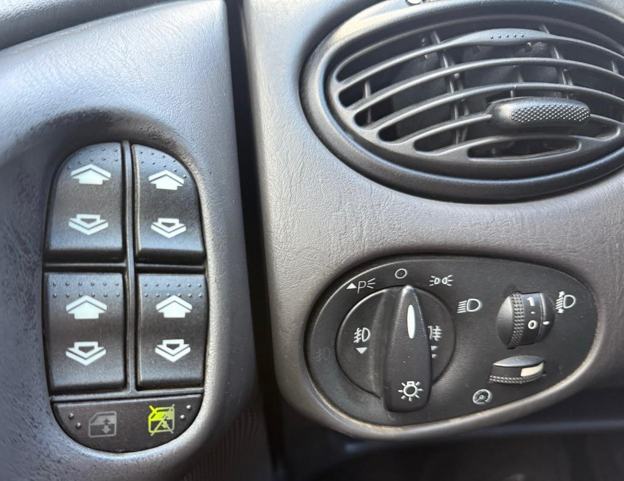Ford Focus 2004 — photo 12