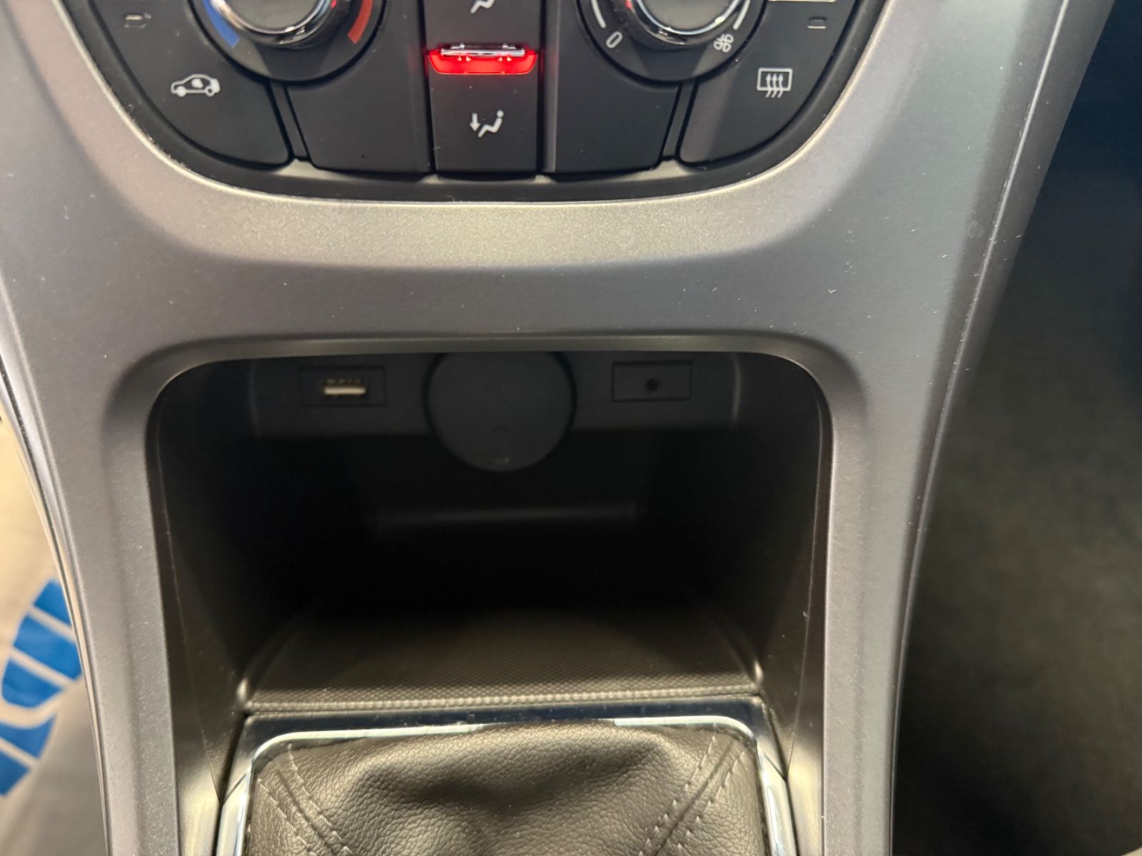 Fahrzeugabbildung Opel Astra J Lim. 5-trg. Selection, Klima,