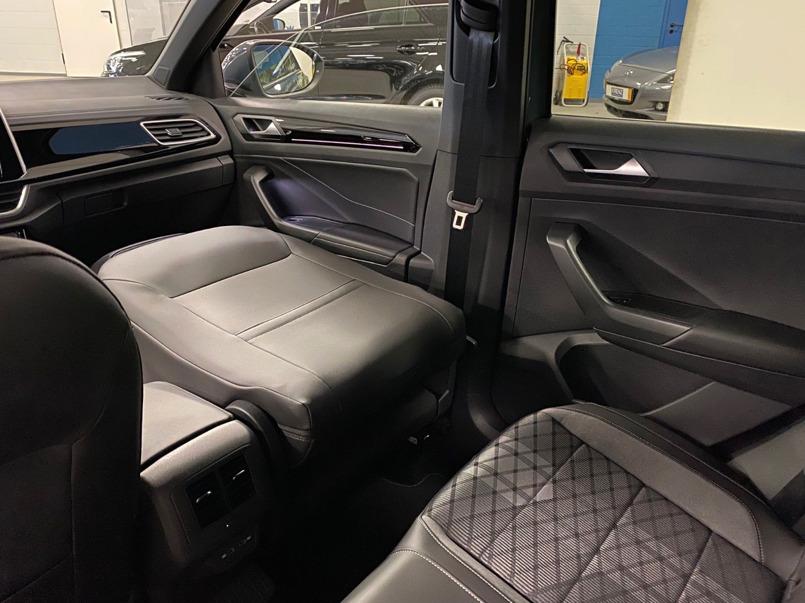 Fahrzeugabbildung Volkswagen T-Roc 1.5 TSI DSG R-Line+ACC+Garantie bis 2030++