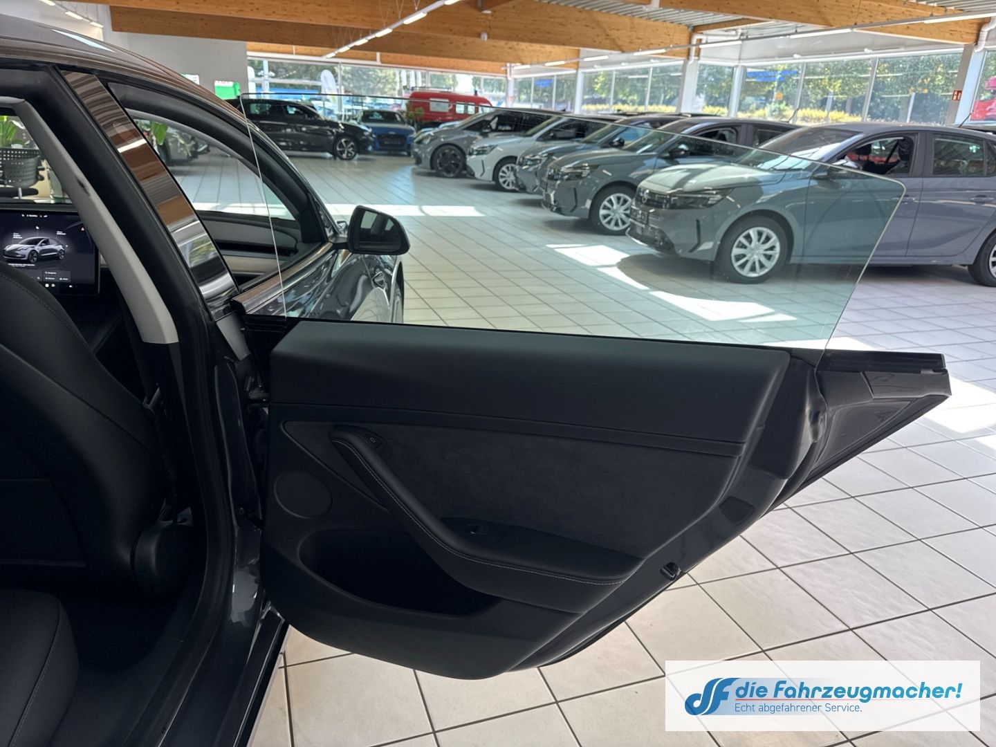 Fahrzeugabbildung Tesla Model 3 RWD Soundsystem ACC El. Heckklappe WLAN