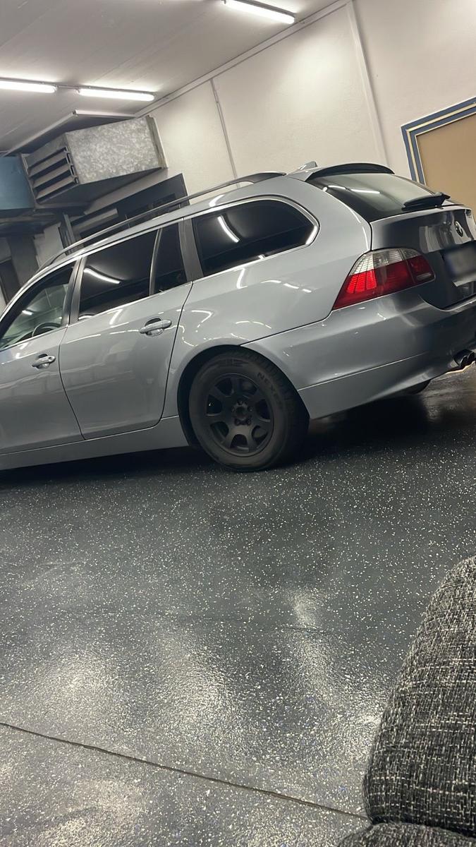 BMW 525 2004 — rear view