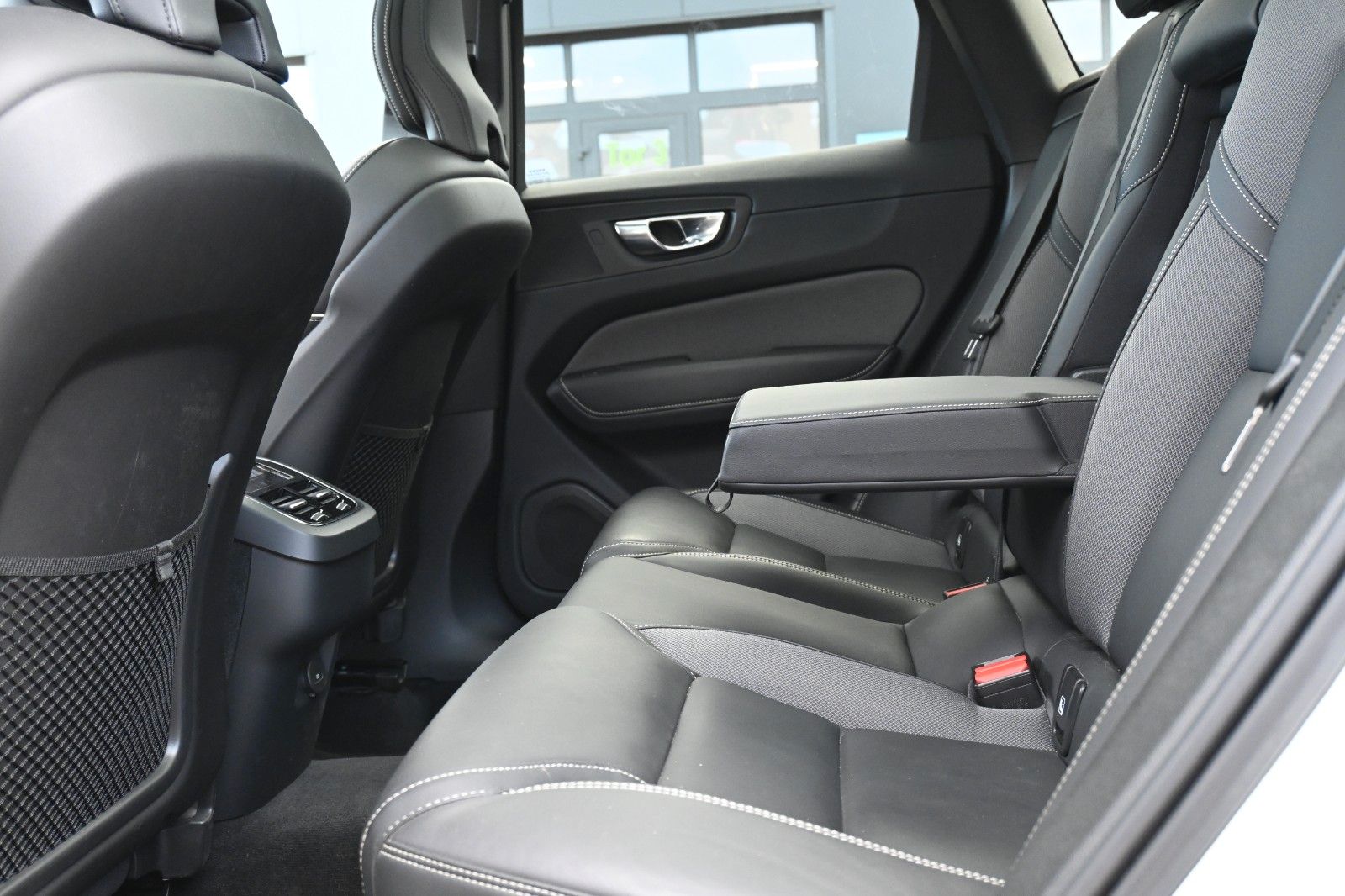 Fahrzeugabbildung Volvo XC60 B4 Ultimate Dark AWD*LUFT*360°*SDTHZG*LED