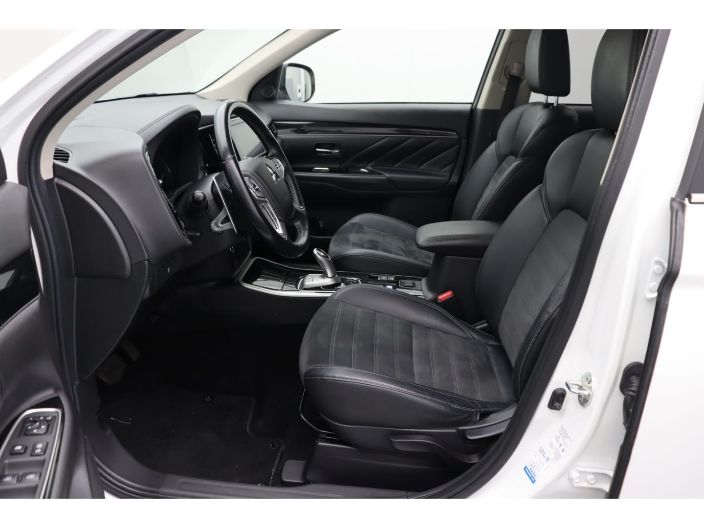 Fahrzeugabbildung Mitsubishi Plug-in Hybrid Outlander PHEV Basis 4WD Tempomat