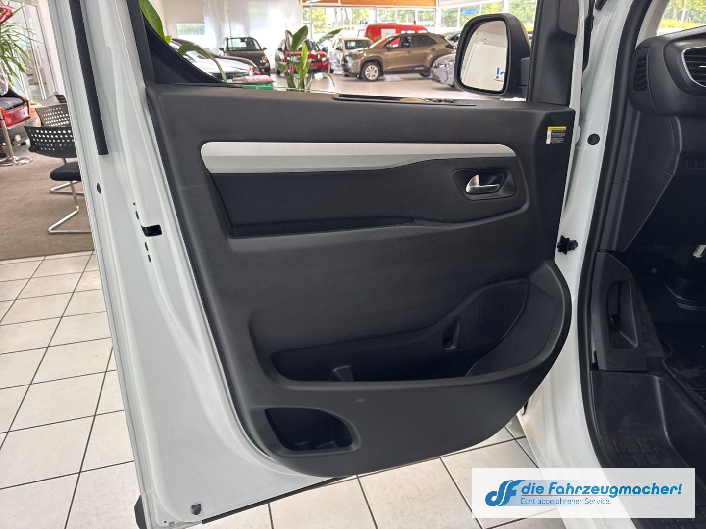 Fahrzeugabbildung Opel Vivaro Kasten -e Elegance L 75 kWh HUD Navi Appl