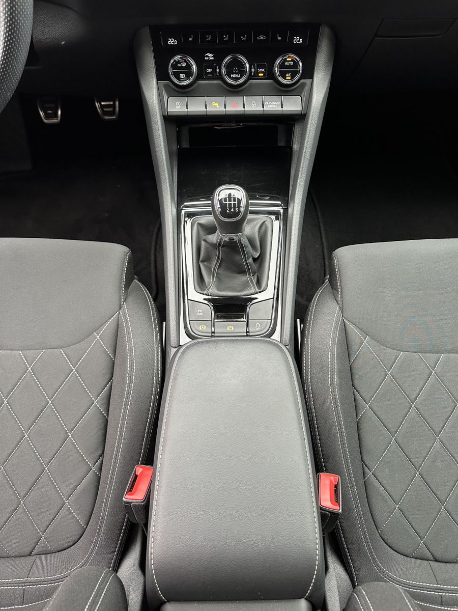 Fahrzeugabbildung SKODA Karoq 2.0 TDI Sportline NAV+LED+KAM+ACC+AHK+19ZO