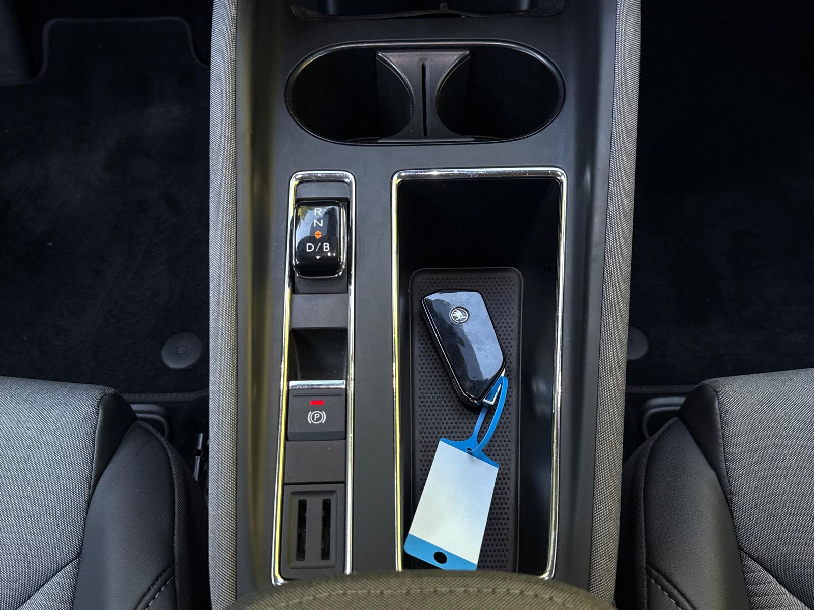 Fahrzeugabbildung SKODA Enyaq 80 Loft CCS+WÄPU+NAV+SHZ+KAM+ACC+AMBI+CARP