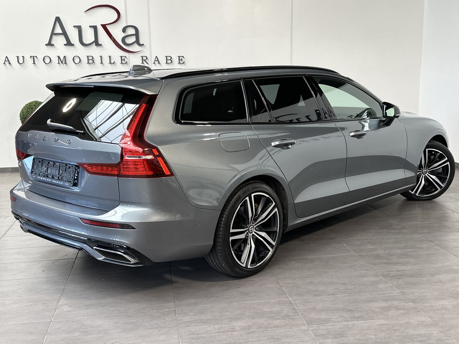 Fahrzeugabbildung Volvo V60 T8 AWD Twin Engine R-Design NAV+LED+AHK+360°