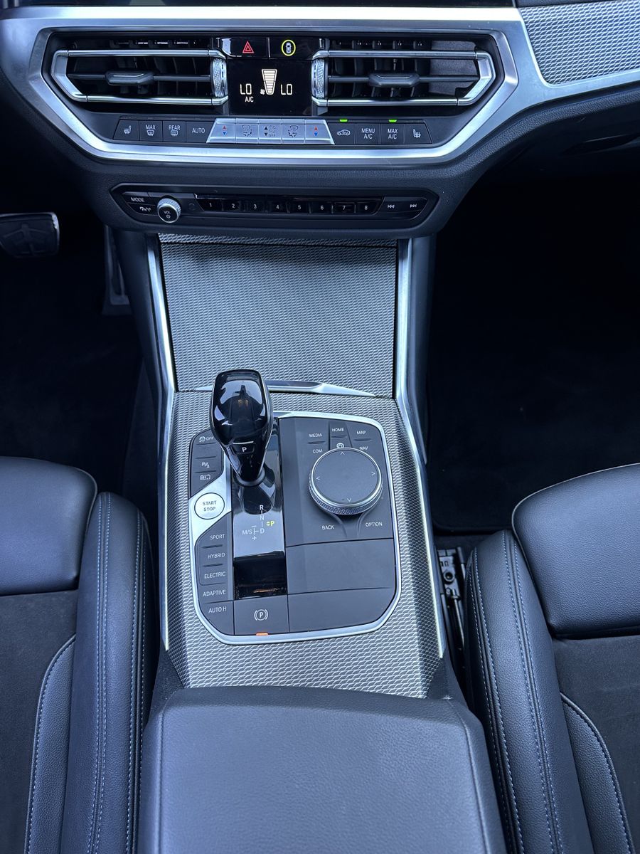Fahrzeugabbildung BMW 330e Touring M-Sport NAV+LASER+KAM+19ZO+H&K+1HD