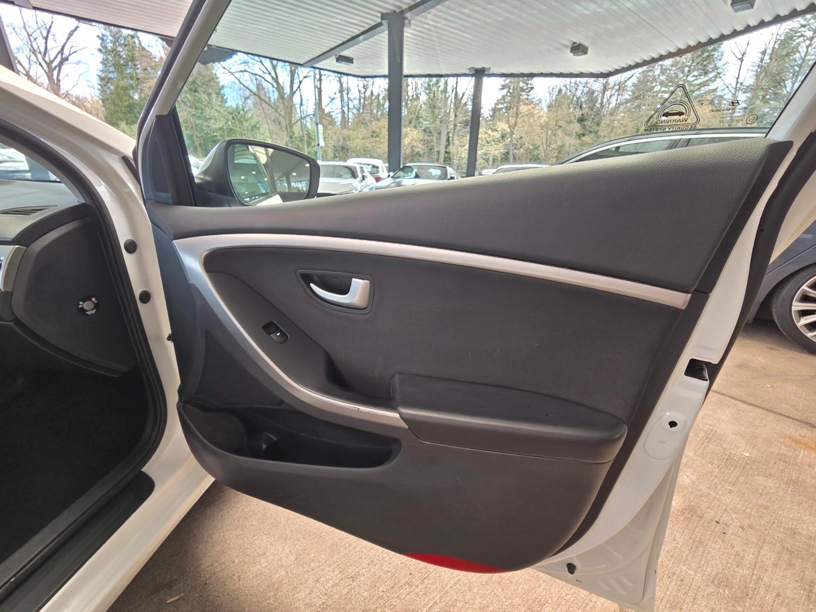Hyundai i30 Kombi 1.6 GDi blue Passion Automatik Park/LM
