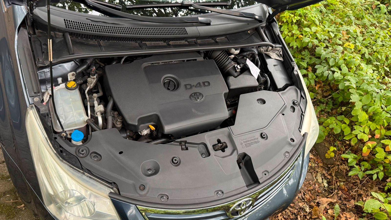 Toyota Avensis 2011 — photo 8