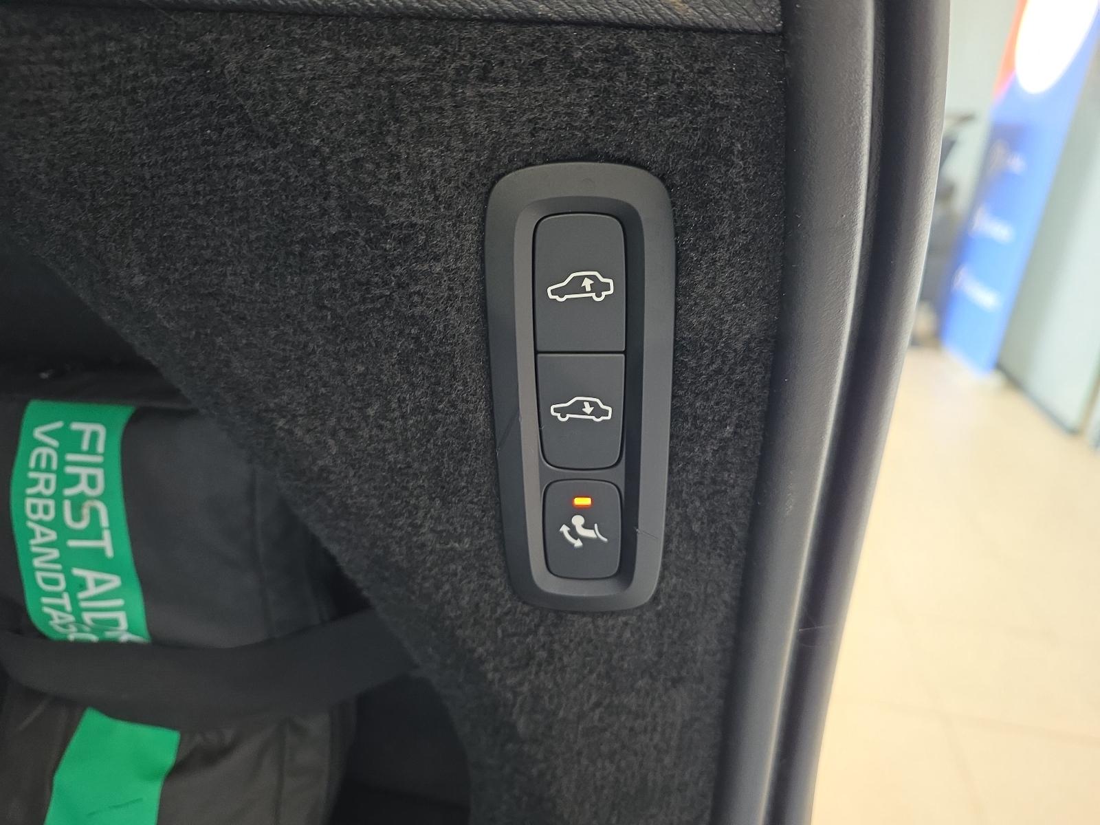 Volvo XC90 D5 Momentum AWD AHK Pano FourC 360° WinterP