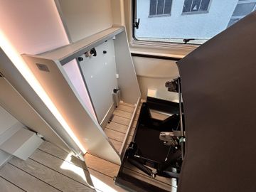 Westfalia Columbus 600 D AHK Stauraump. 350W SOLAR SKYVIEW