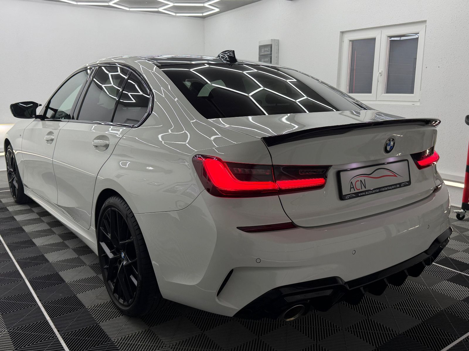 Fahrzeugabbildung BMW 330i xDrive M-SPORT/HUD/DE-FZG/HiFi/LIVE CO/2.HD